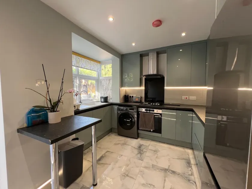 Family small group-Wifi-Garden-Parking-Sleeps 6 - Image 1