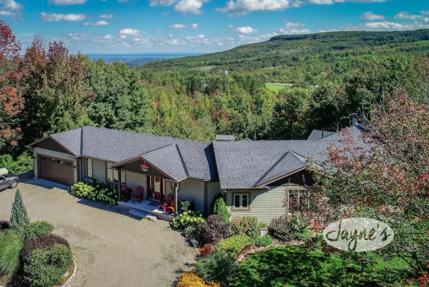 3bdrm 3bath chalet in The Blue Mountains. All Day Sun! Hot Tub! Games Room! - Image 1