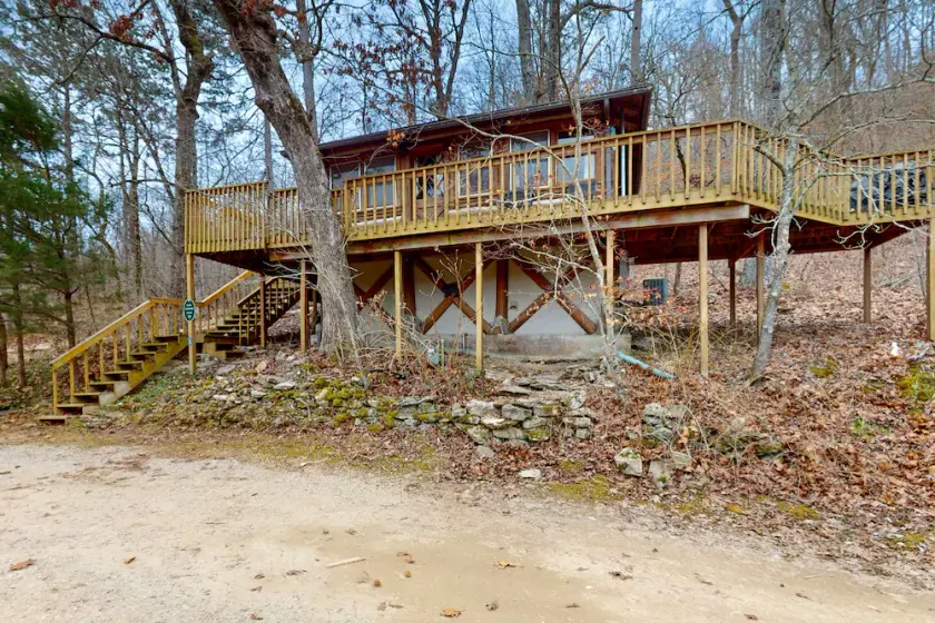 Historic dog-friendly cabin overlooking Lake Lucerne with deck & great views - Image 1