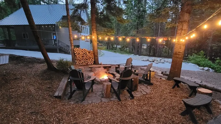 Luxe family and pet friendly chalet in private, forested setting - Image 1