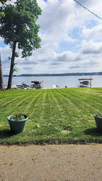 Lake George cottage with large lakefront lawn - Image 1