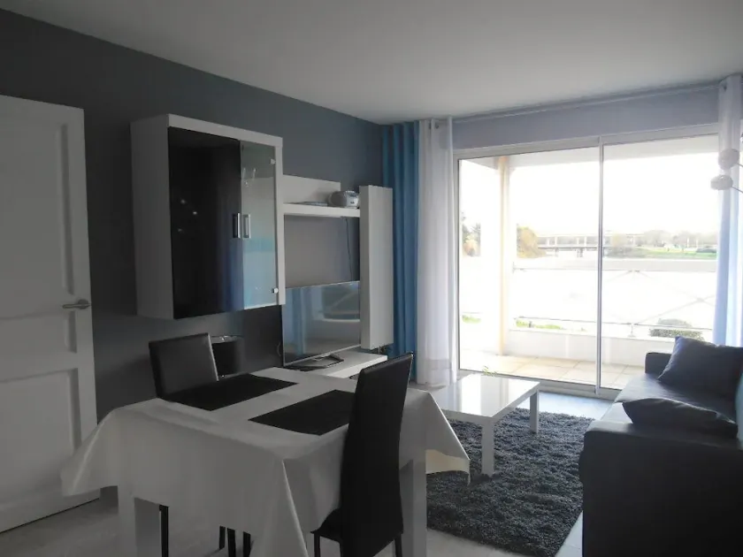 Spacious and charming T2 apartment in town center - Image 1