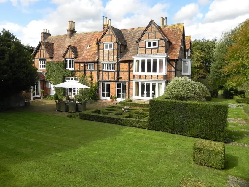 Historic country house with grass tennis court - ideal for entertaining - Image 1