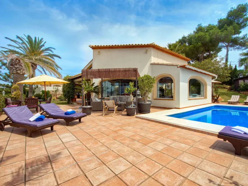 Alleinstehendes Ferienhaus mit Klimaanlage, Whirlpool, privatem Pool,  W-LAN, TV, Terrasse - Image 1