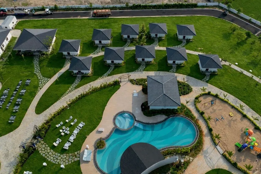 Lore Resorts and conventions - Image 1
