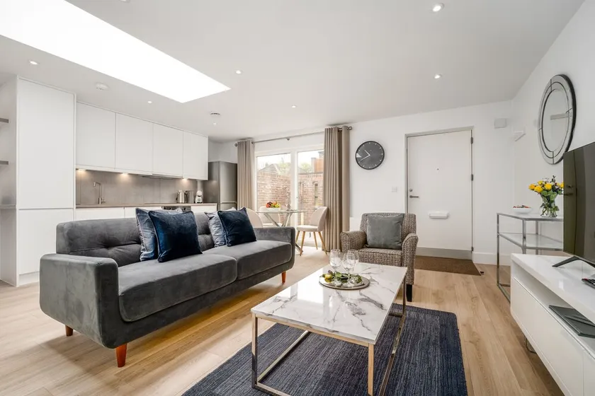 Citystay Living - Finch House - Image 1