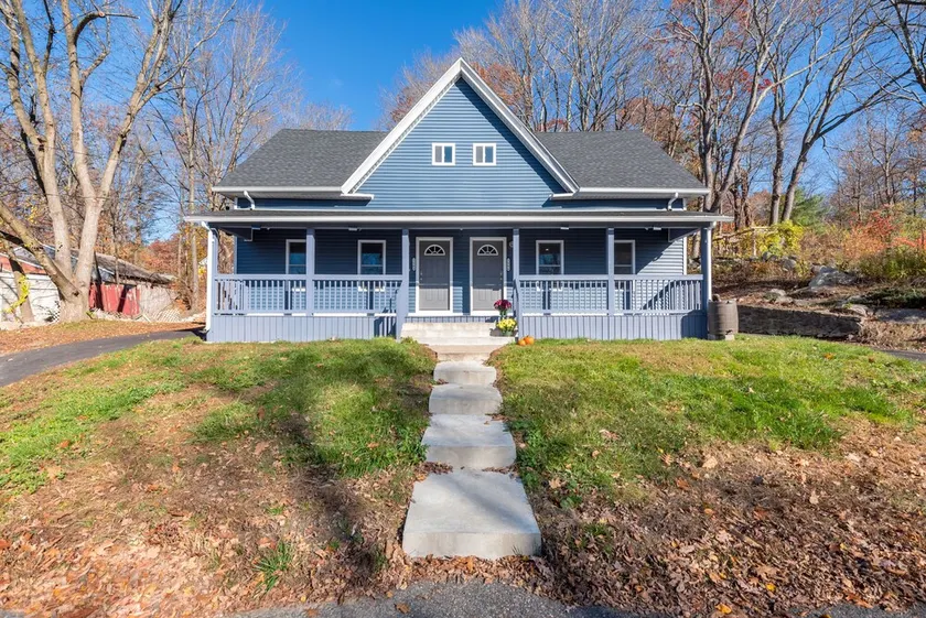 Beautiful Renovated Townhome w/parking - Image 1