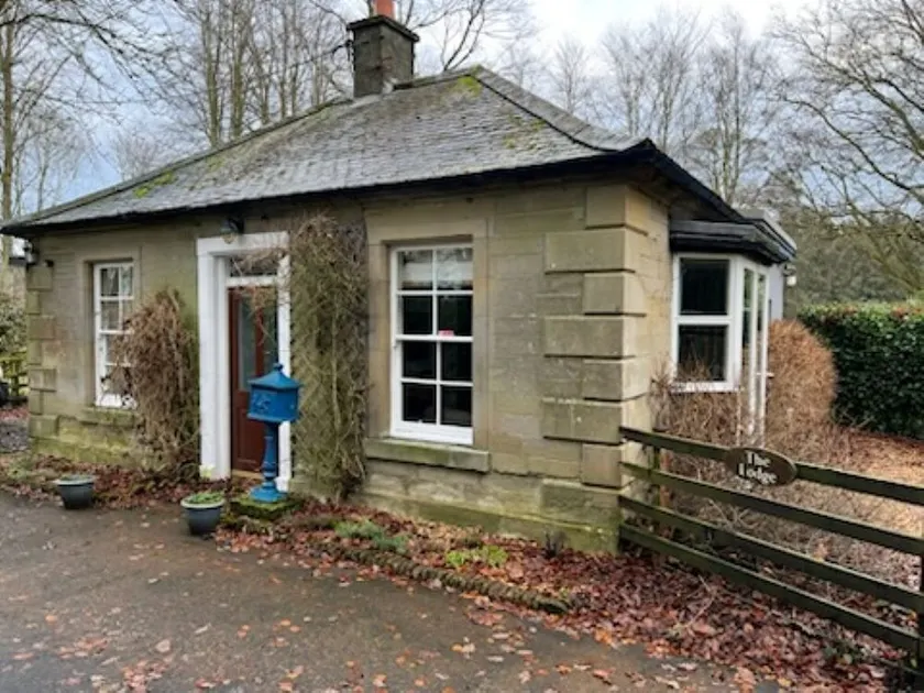 The Lodge- charming cottage on private country house estate - Image 1