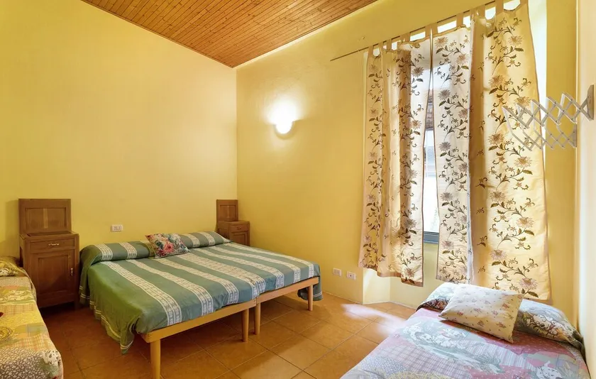 Guest House \"Quadrifoglio\" in Lago d'Orta with Balcony, Shared Garden & Wi-Fi - Image 1