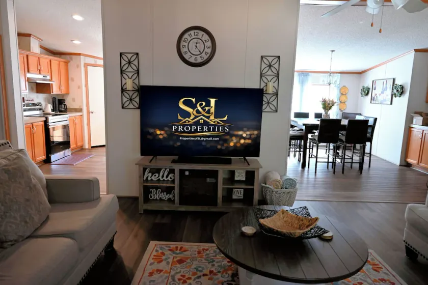 Large Home with Ample Space for Family and Groups - Image 1