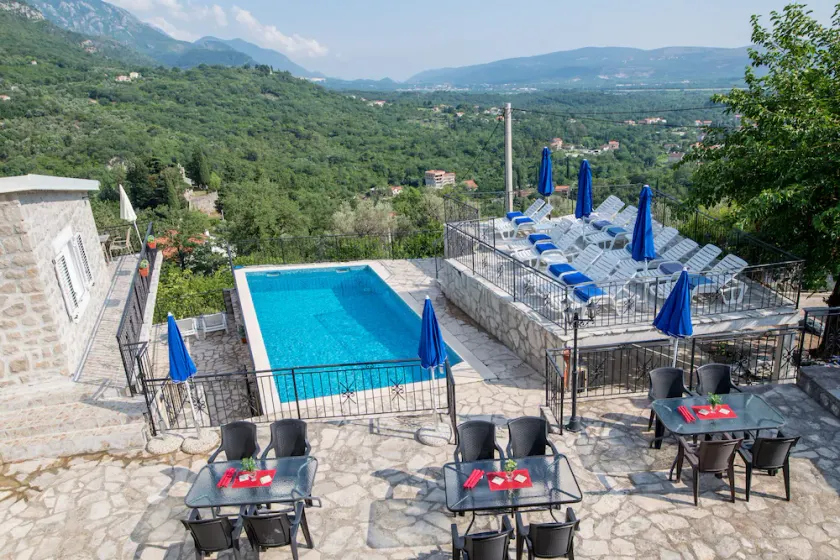 Unique apartment with roof terrace, orchard and pool, 2 km to sea - Image 1