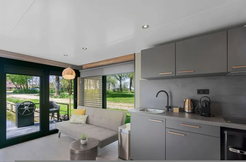 Fokke Sleat Houseboat - Image 1