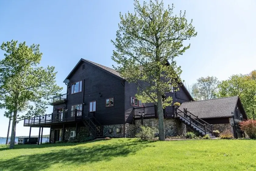 Luxe lakeside lodge w/ private sauna and hot tub - Image 1