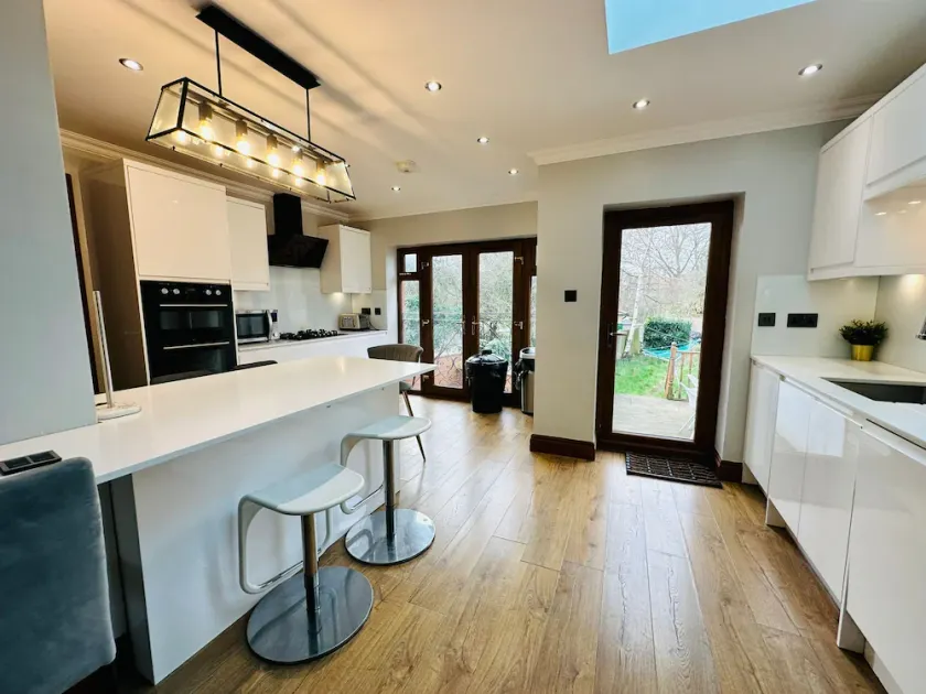 Spacious 6 Bed Residence in Wembly, London - Image 1