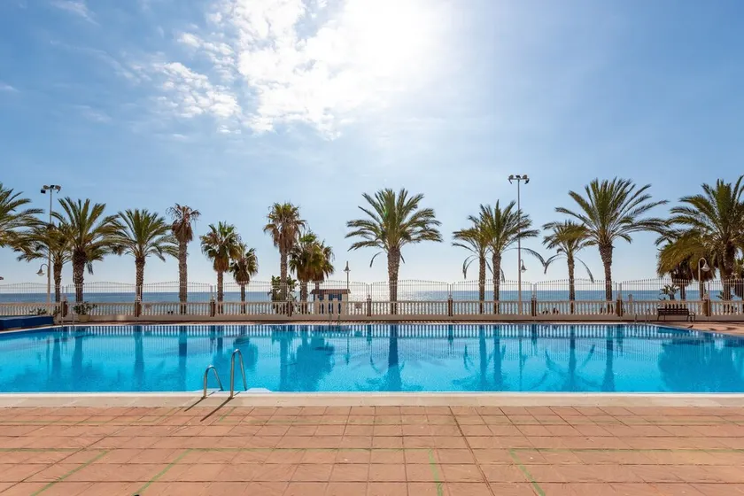 Apartamento a 60 metros da praia com vista mar, terraço, A/C e Wi-Fi - Image 1