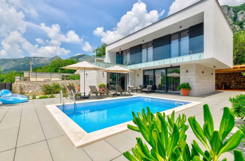 Excellent Villa Oasis with a pool, bbq, quiet area, family, gym - Image 1