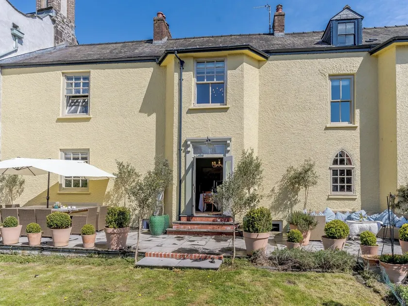 5 bedroom accommodation in Laugharne - Image 1