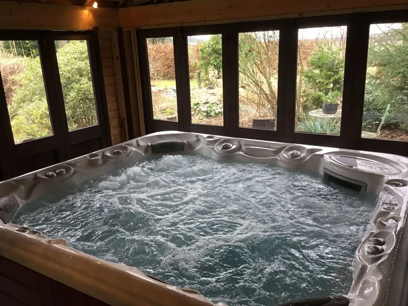 Apartment in the grounds of a country house with indoor hot tub - Image 1