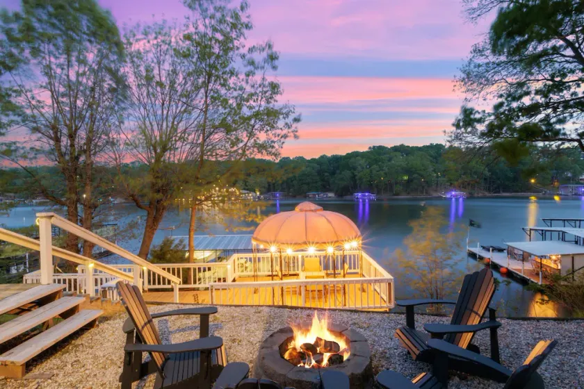 AMAZING COVE! 3 Bed/2Ba Lakefront Home - Hot Tub, Smart TVs, EV Charger, Firepit - Image 1