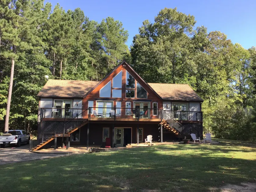 Enjoy lake life FREE kayak and canoes. Relax at this family friendly lake house. - Image 1