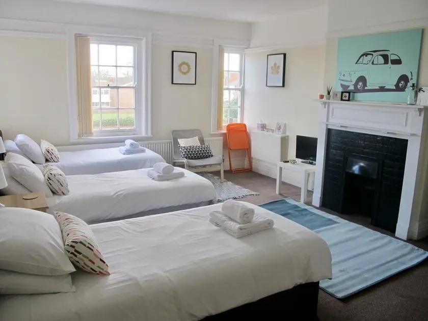 Well equipped large triple/family room 6@The Jolly - Image 1