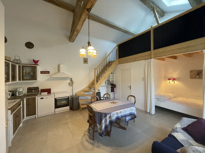 2 Bedroom Apartment in Beynost - Image 1