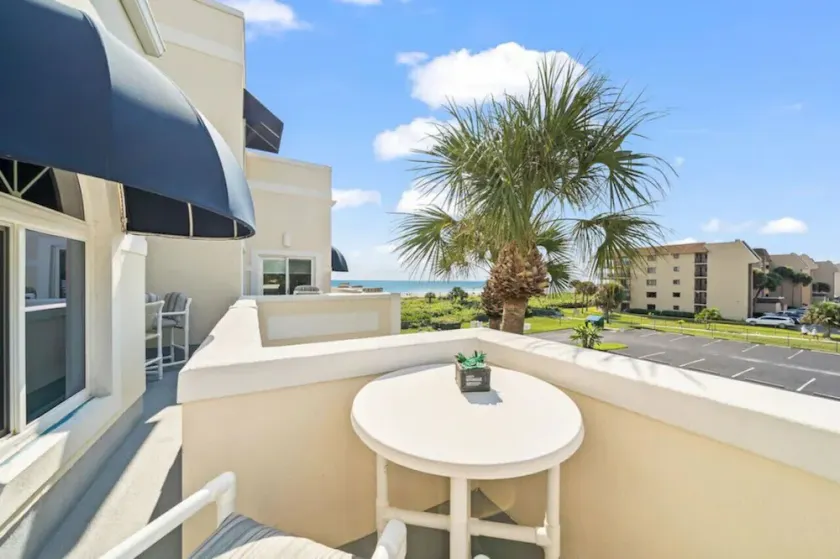 Beach Blast Loft! Penthouse Condo, ocean view, steps to the beach - Image 1