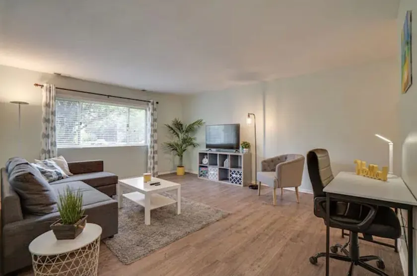 Just remodeled apartment close to airport and mall - Image 1