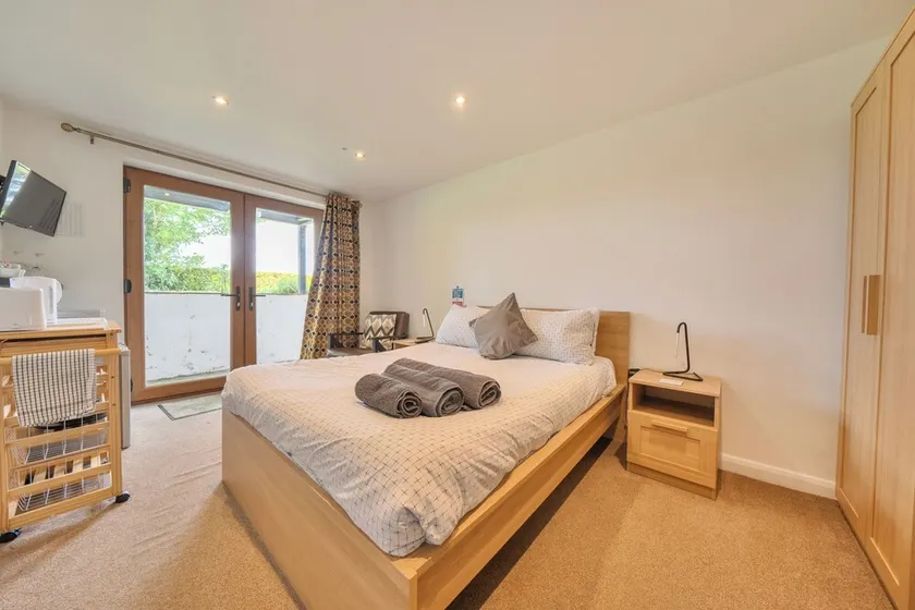 Relaxing Room With Ensuite Rutland Point - Image 1