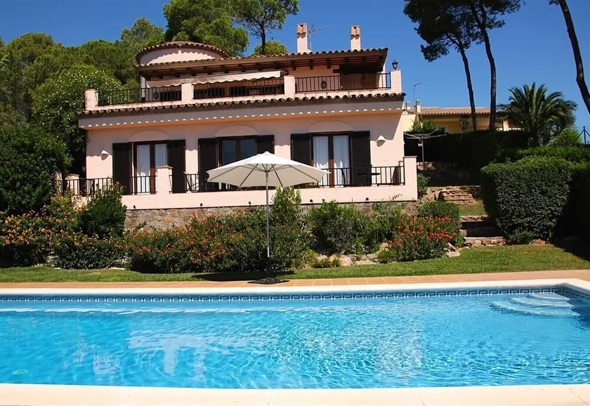 \"Villa Urgell\" con piscina, Wi-Fi, terrazza e giardino - Image 1