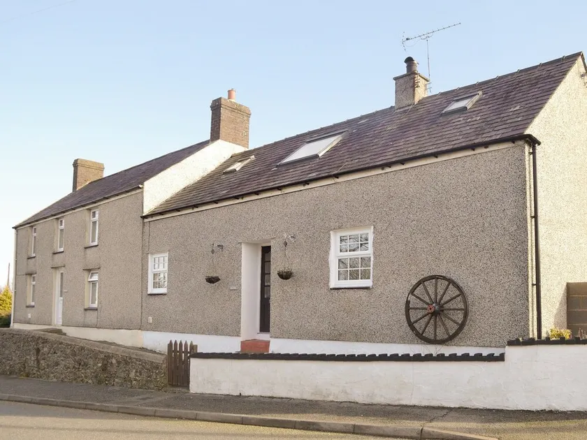 2 bedroom accommodation in Pen-y-sarn near Amlwch - Image 1