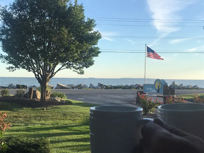 COZY, LAKE FRONT Condo, Private Deck, Walk to Jet Express - Image 1