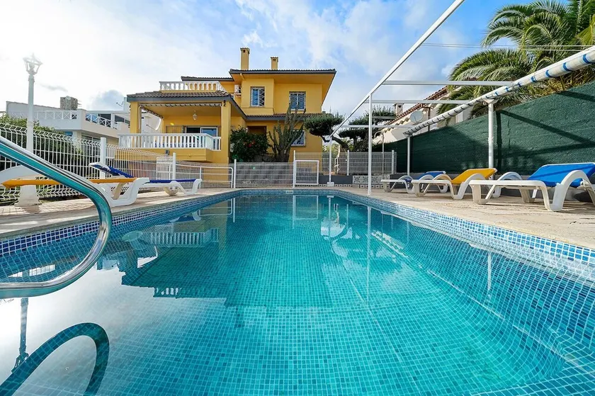 BELLA VILLA, 5 camere con piscina privata e recintata a 200 metri dalla spiaggia - Image 1