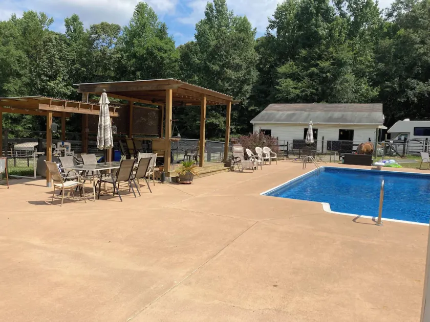 Newly remodeled poolside studio apartment on 6 acre horse farm - Image 1