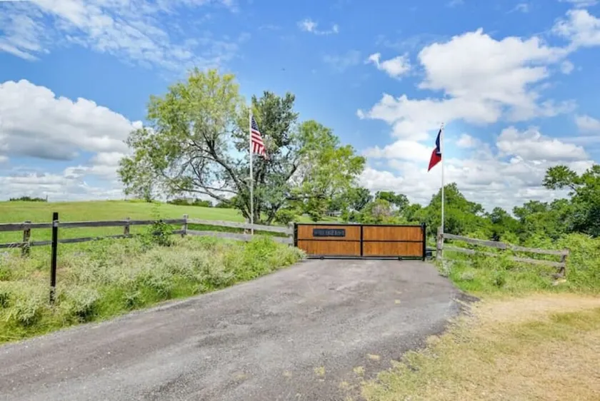 40-Acre Private Ranch  Pool  2 Homes Near Austin.  - Image 1