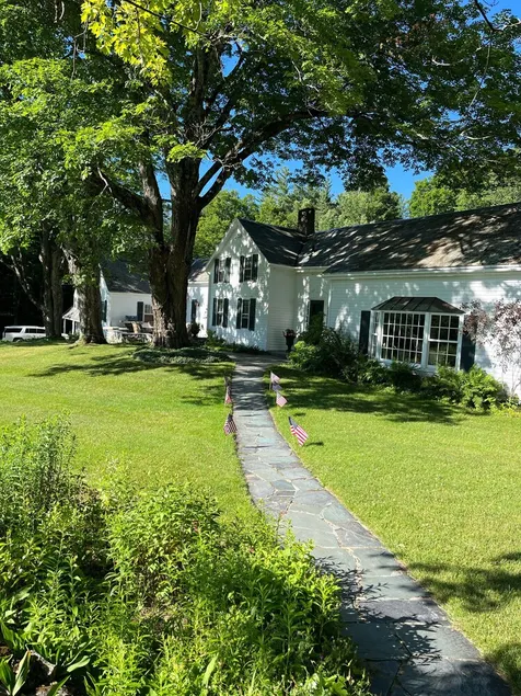 Historic Period Home in the Charming Town of Manchester Center - Image 1