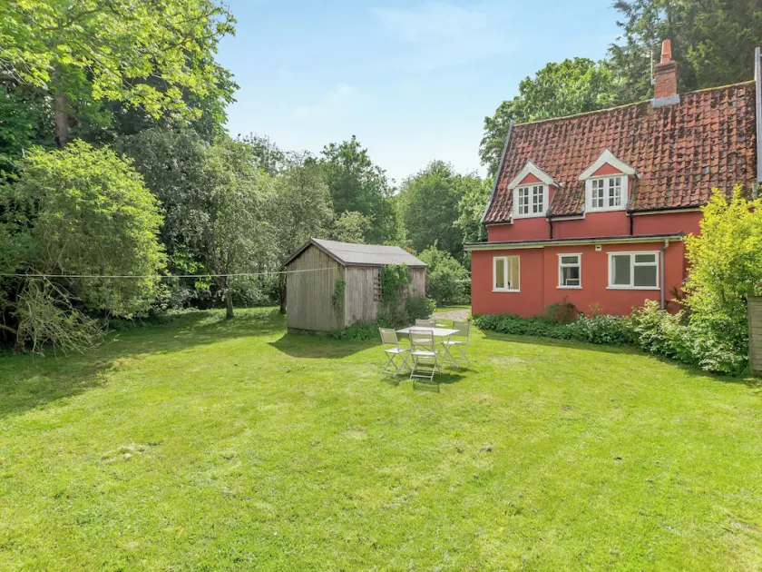 2 bedroom accommodation in Eye - Image 1