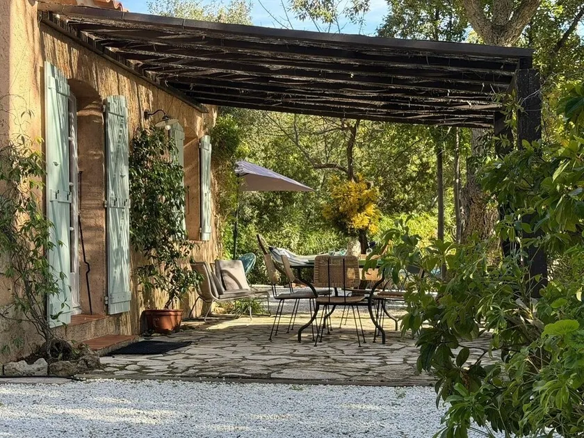 La petite maison sur la colline - Image 1