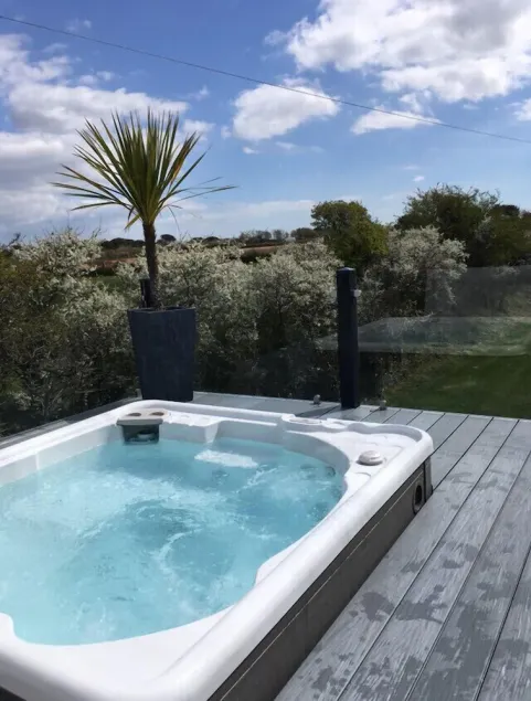 Teal Lodge Cornwall - Luxury 2-bed Lodge with hot tub & heated indoor pool - Image 1