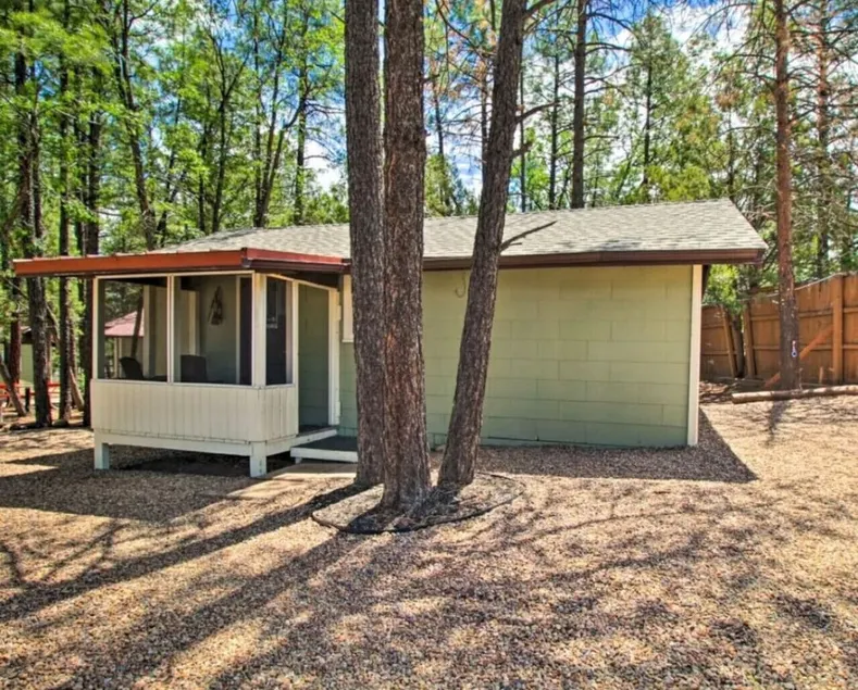 Cabin 1 - Studio King Sleeps 2 - Image 1