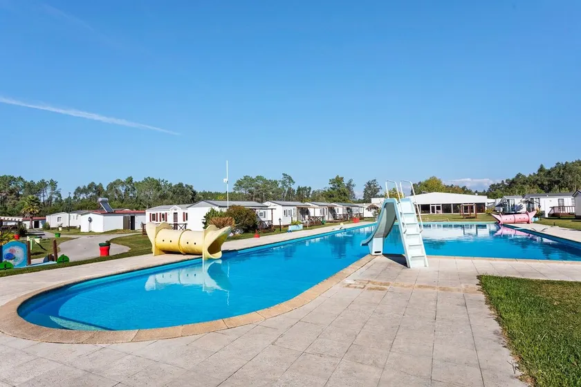 Chalet 'Bungalow T3 I V- 15 Min. von Nazaré' mit Gemeinschaftspool und privater Terrasse - Image 1
