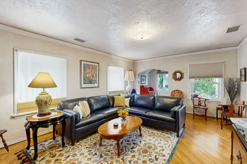 The Avenue: Charming hideaway with private deck & peeks of ocean, near downtown - Image 1