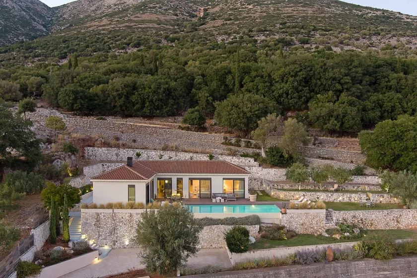 Villa Vilatoria- Villa de lujo con piscina y vista majestuosa. - Image 1