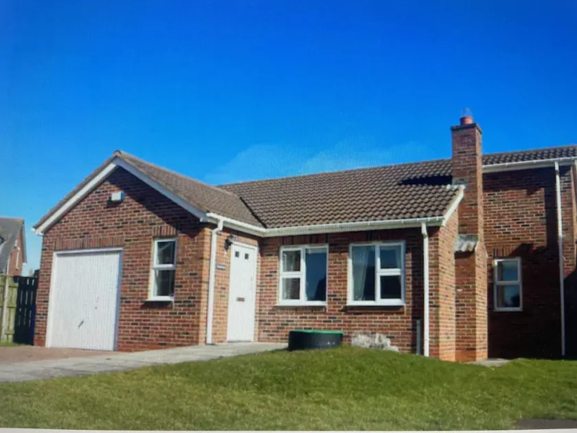 Detached dog friendly cottage 2 mins walk from beach, sleeps 6 - Image 1