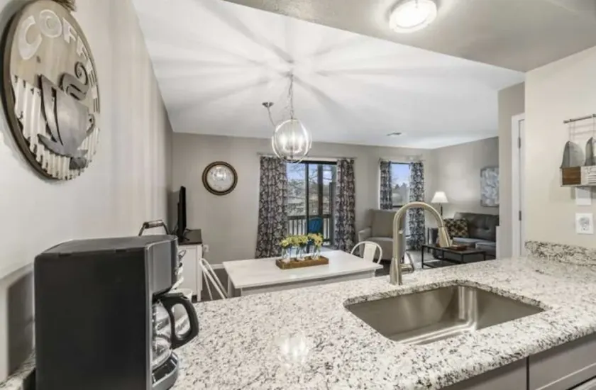 Updated condo in Branson w/ golf course view, sleeps 1-4 - Image 1