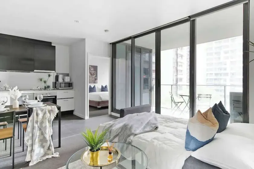 A Spacious 2BR Apt Walk to Southern Cross Station - Image 1