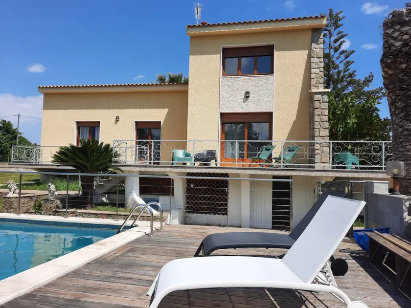 Magnificent villa with swimming pool and summer kitchen. - Image 1