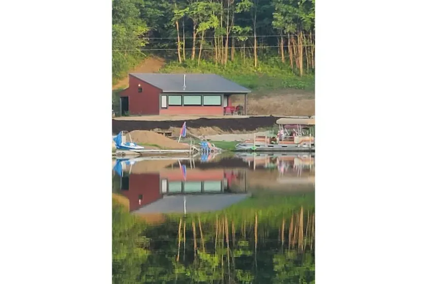Move-in ready lakeside retreat - Image 1