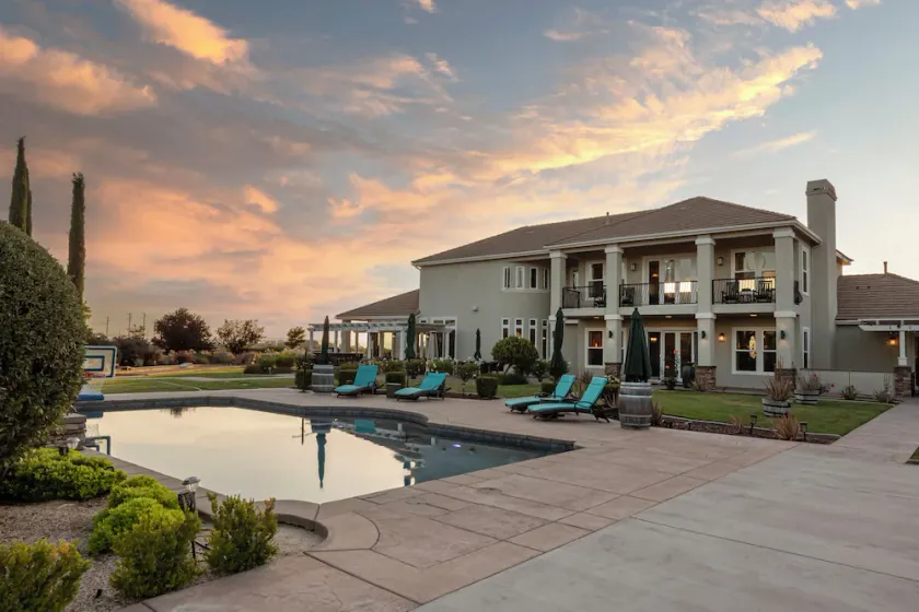 Sunset Manor: Luxury Wine Country Estate; Pool, Views, Steps to Wilson Creek - Image 1