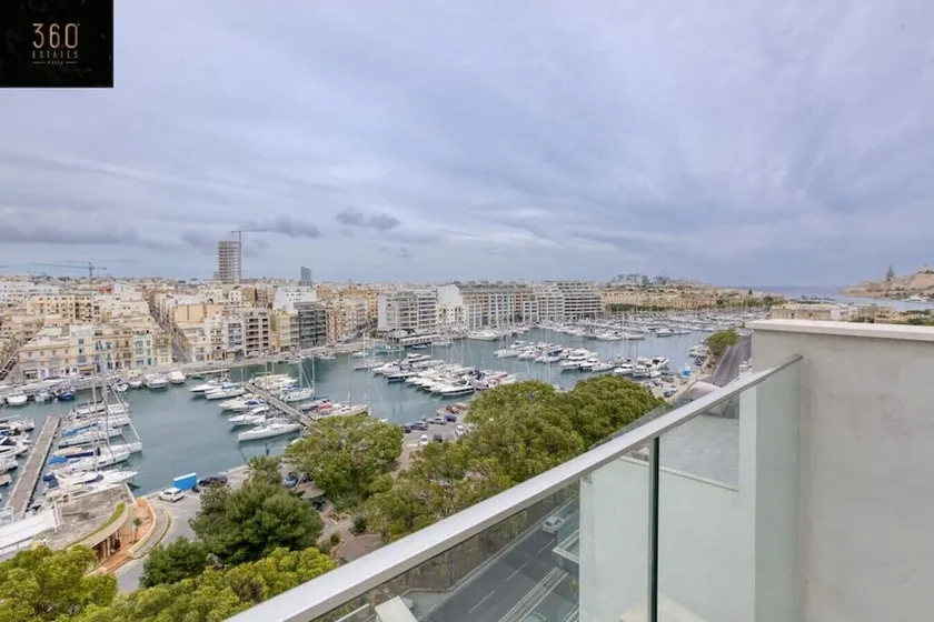 Beautiful, stunning 3BR home, opposite the harbour - Image 1
